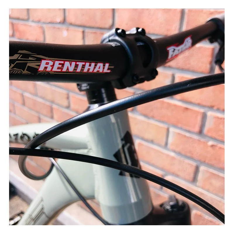 Custom Collective X Bikelife C100 Gris Béton 2022 4 Custom Collective X Bikelife C100 Gris Béton 2022 – Image 2