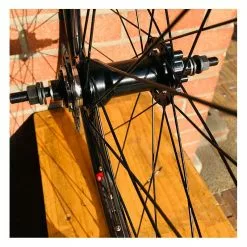 Roue Arrière Custom Bikelife X Collective 27.5 Pouces à Disk Noire - Wheeling Bike -France Accessoires Vélo Soldes Boutique roue arriere custom bikelife x collective 275 pouces a disk noire wheeling bike 3